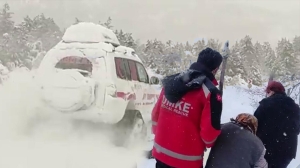 Yaşlı kadının imdadına paletli ambulans yetişti