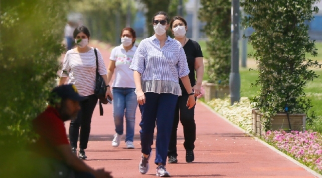 Bakan Koca'dan maske ve sosyal mesafe uyarısı