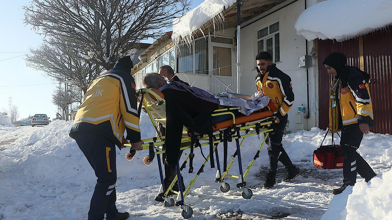 112 ekiplerinin zorlu kış koşulları mücadelesi