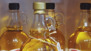 Taze sıkım zeytinyağı tüketmek diz kireçlenmesini hafifletiyor